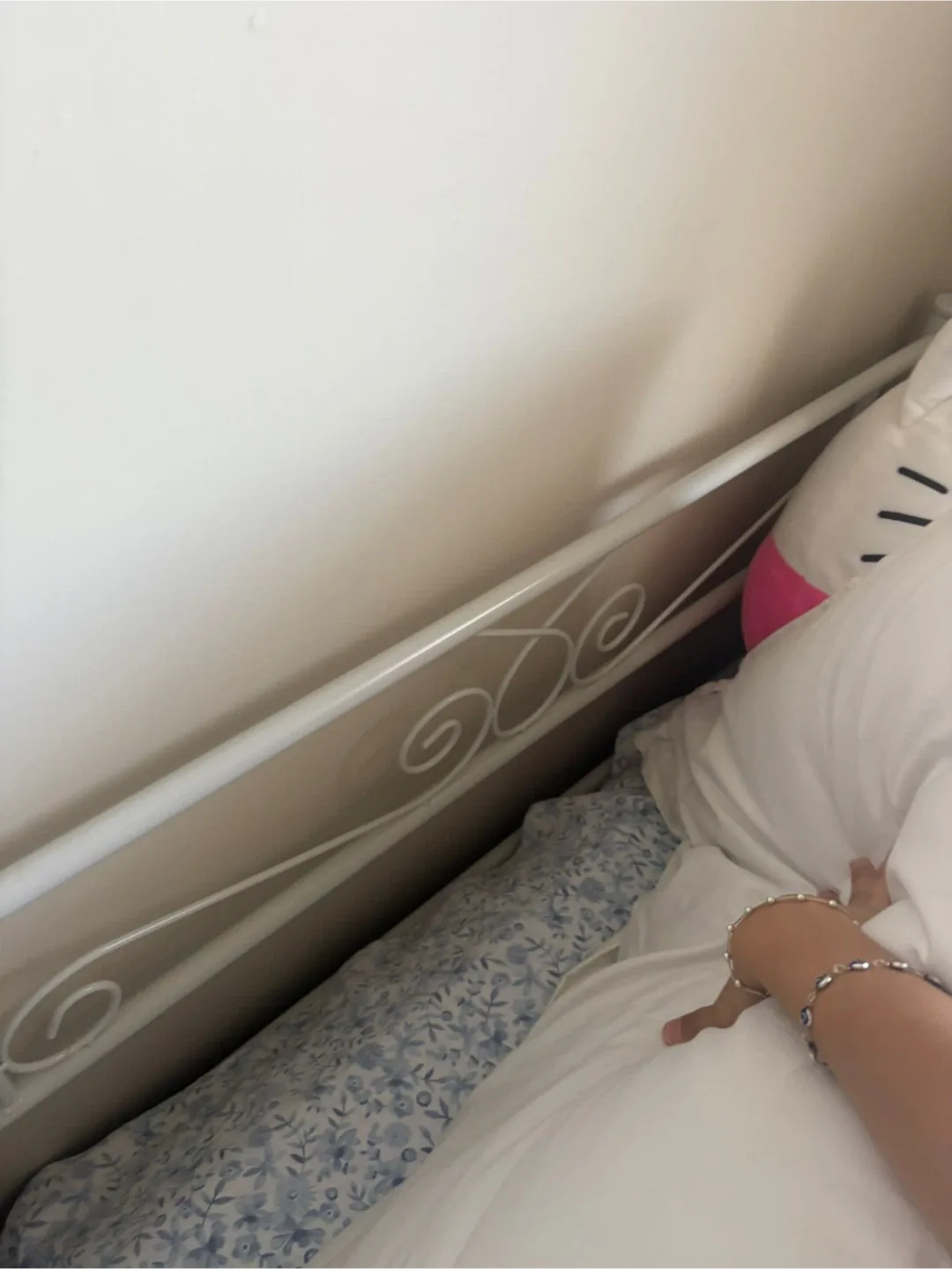 Twin size White Metal Bed Frame image indicator(2)