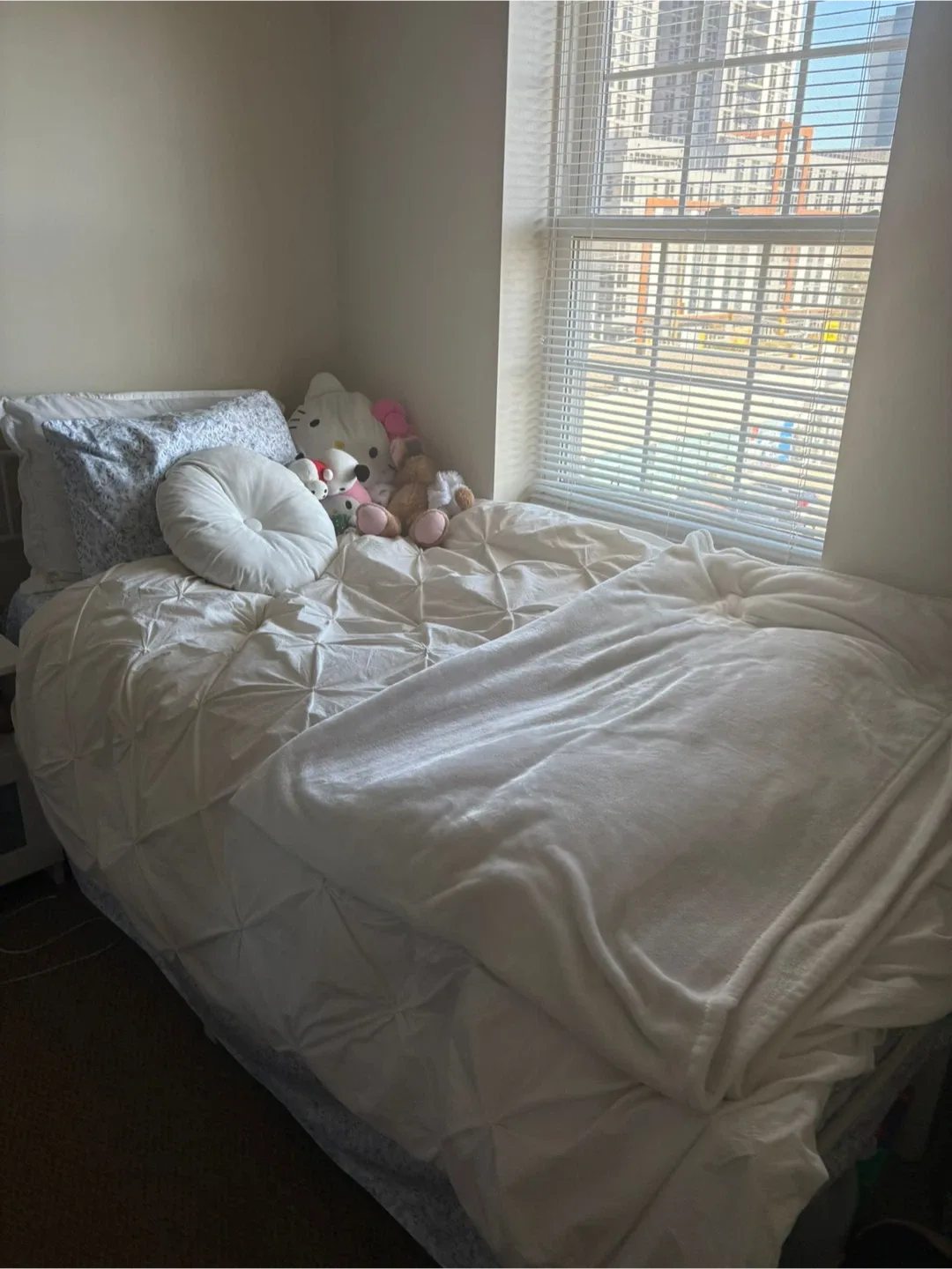 Twin size White Metal Bed Frame image indicator(3)