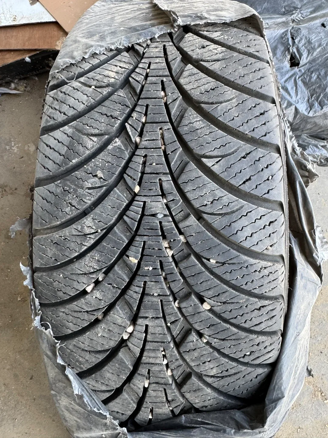 Volkswagen Wheel with Winter Reactive Tire 235/45R18 image indicator(4)