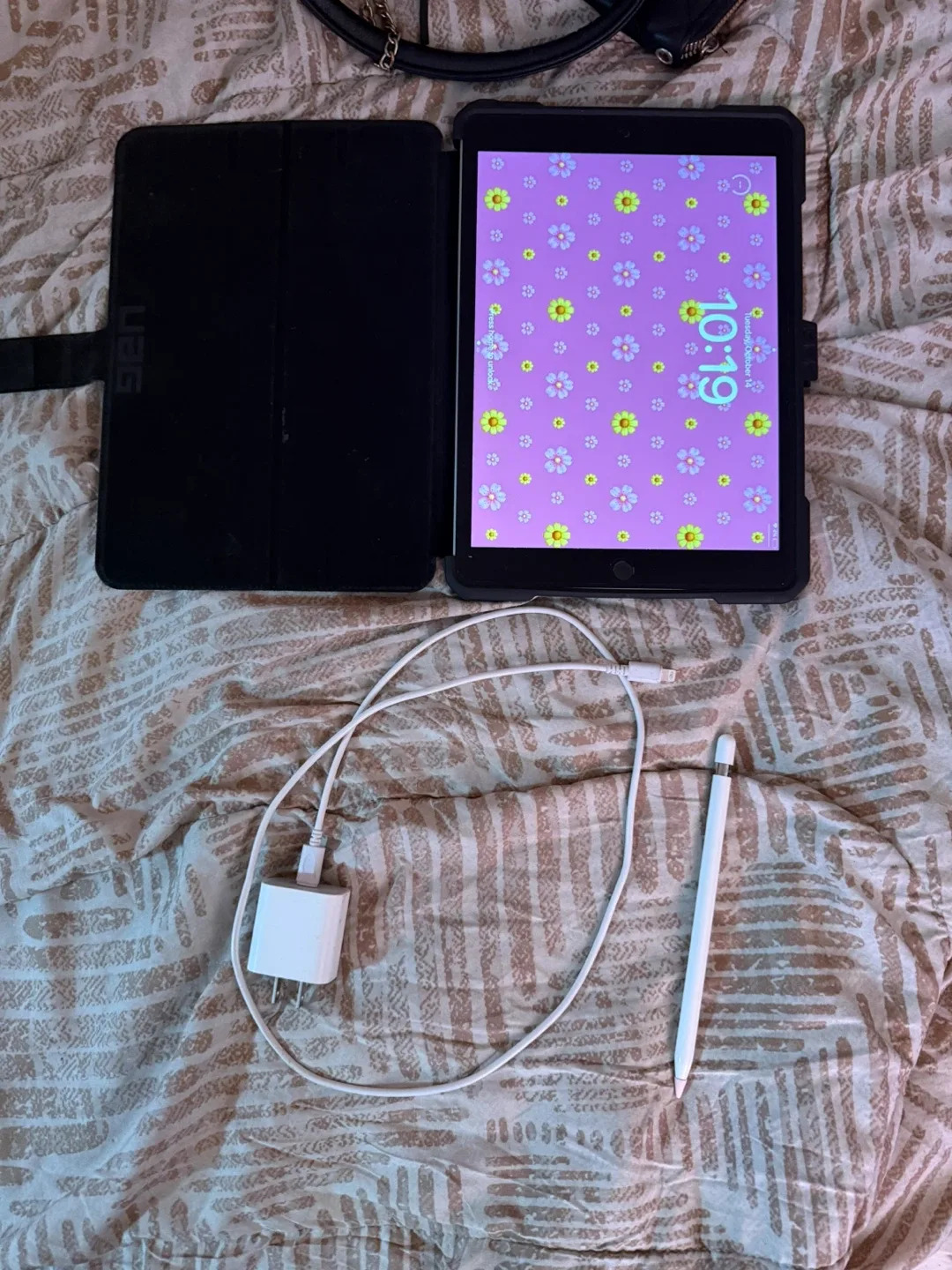 Apple iPad (9th generation) w/ UAG case & Apple Pencil 1
