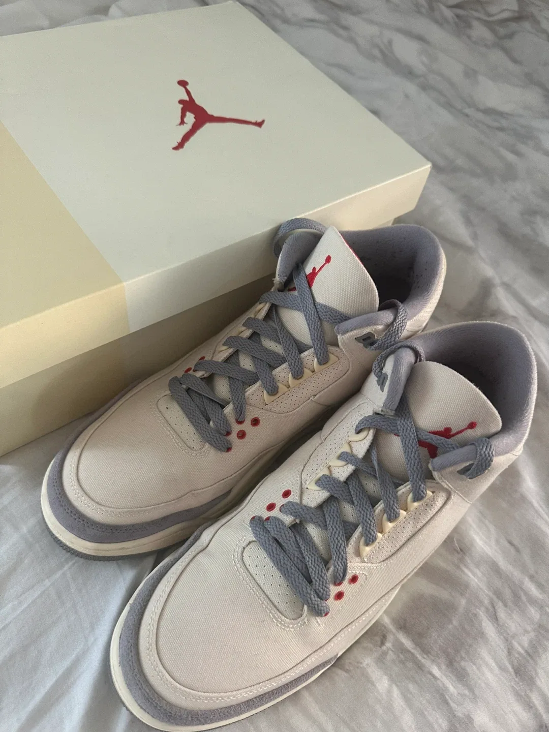 Air Jordan 3 Retro SE Muslin/University Red Size 10.5 image indicator(2)