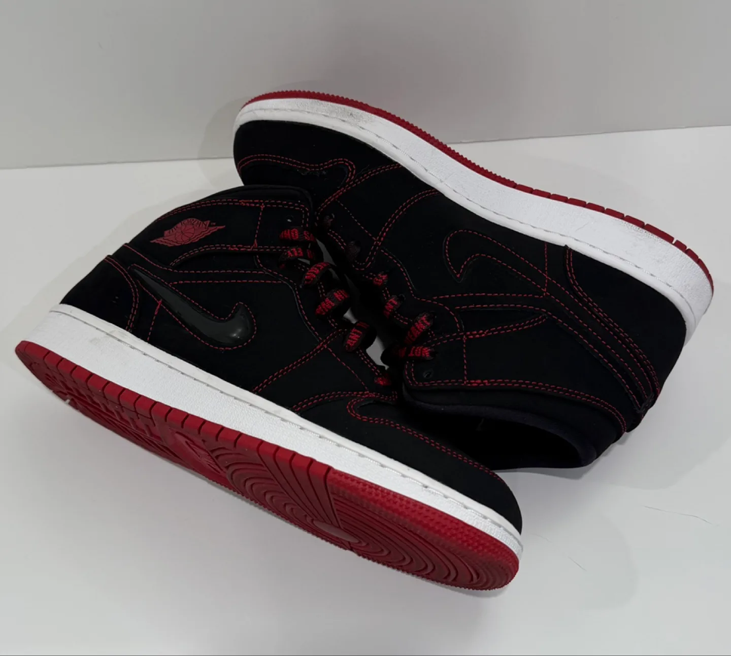 Nike Air Jordan 1 Mid Black/Red Size 6Y image indicator(2)