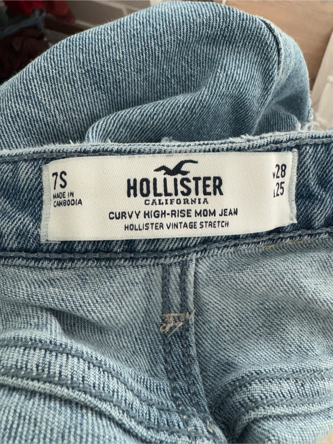 Hollister Curvy High-Rise Mom Jeans - Size 7S image indicator(4)