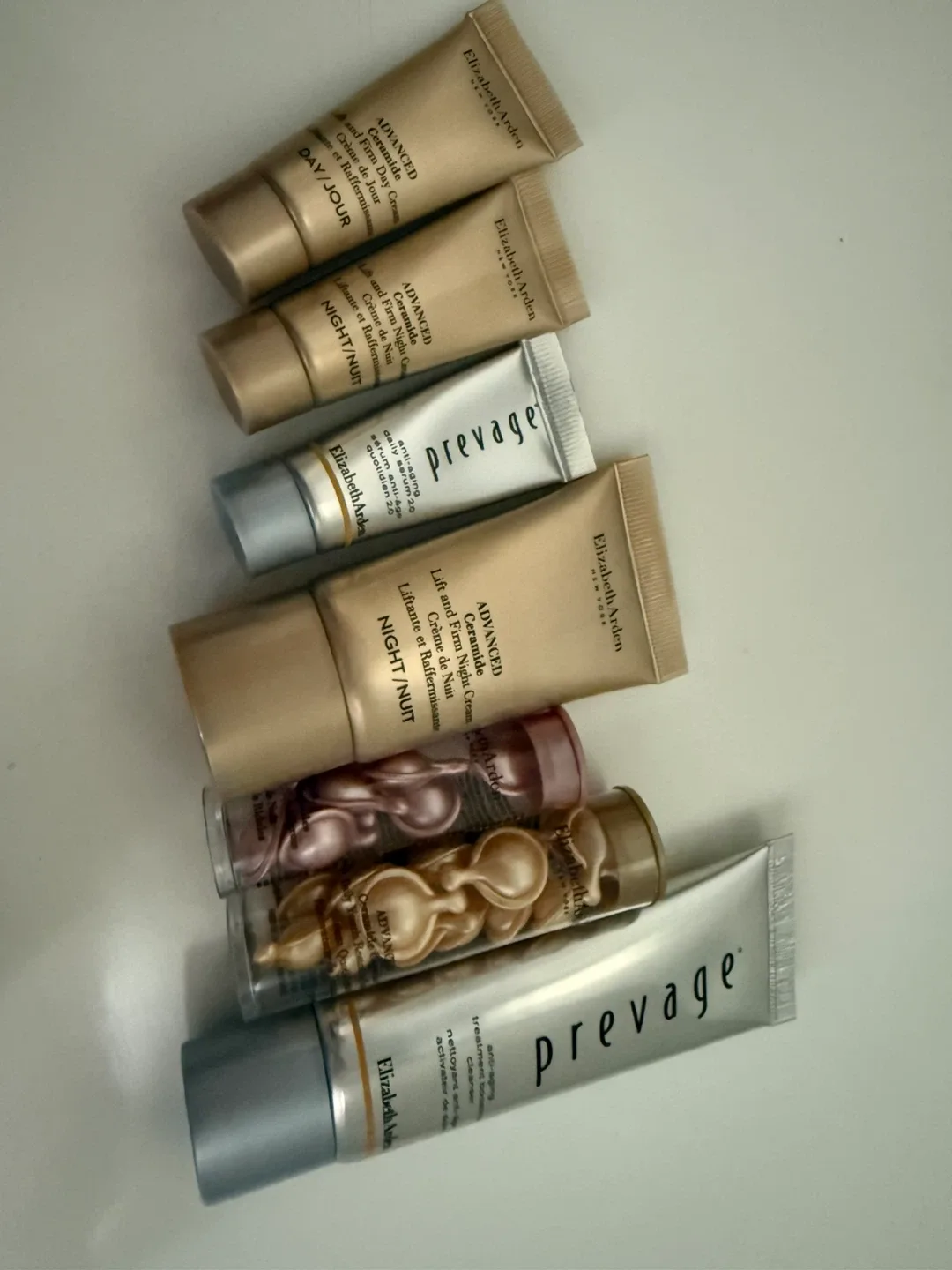 Elizabeth Arden Skincare Set + Pouch brand new image indicator(2)