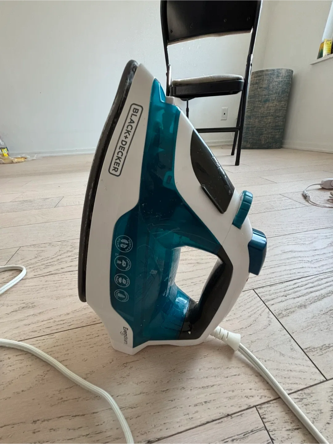 Black decker- iron box thumbnail