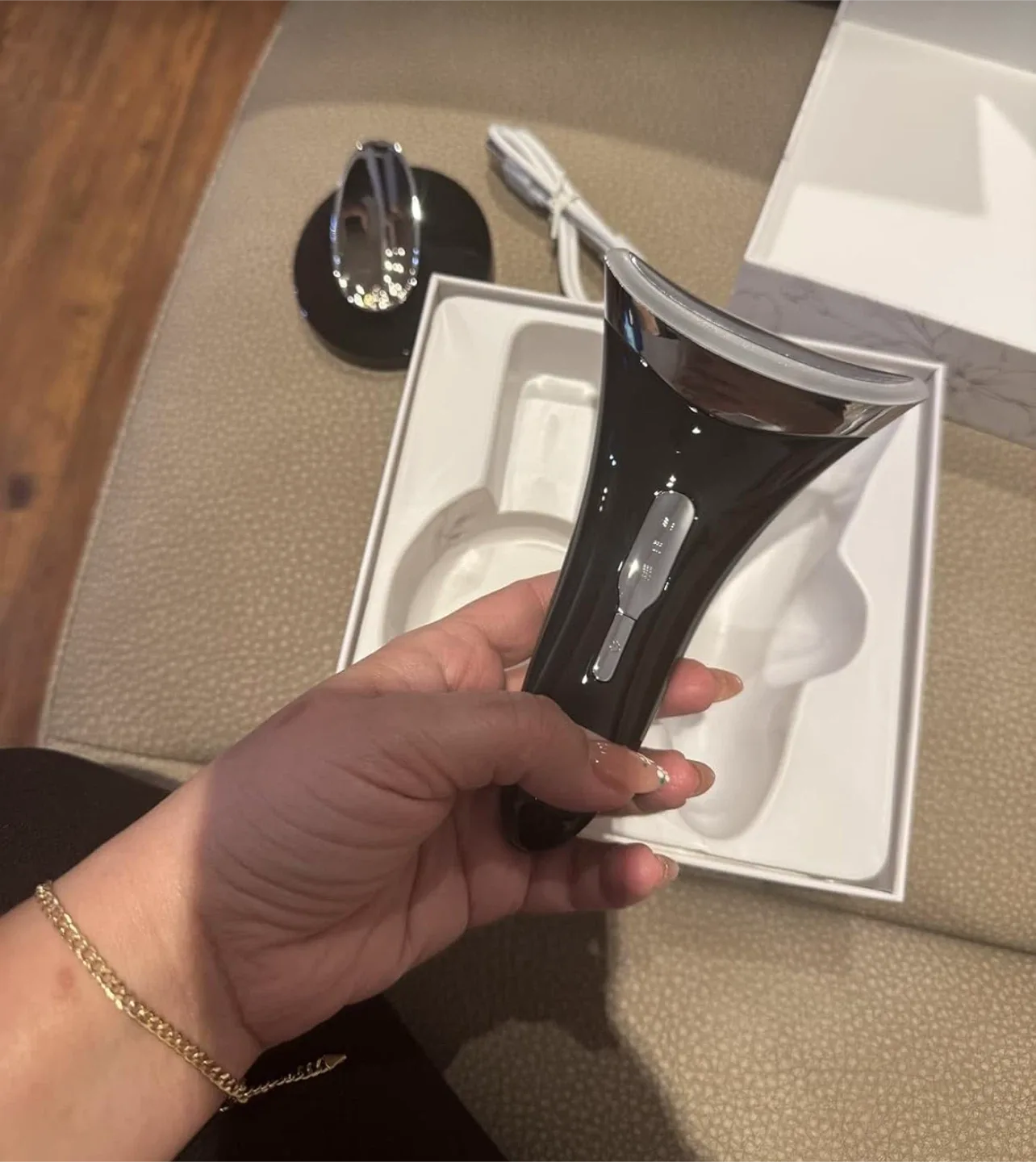 NuFACE Trinity Facial Toning Device image indicator(2)