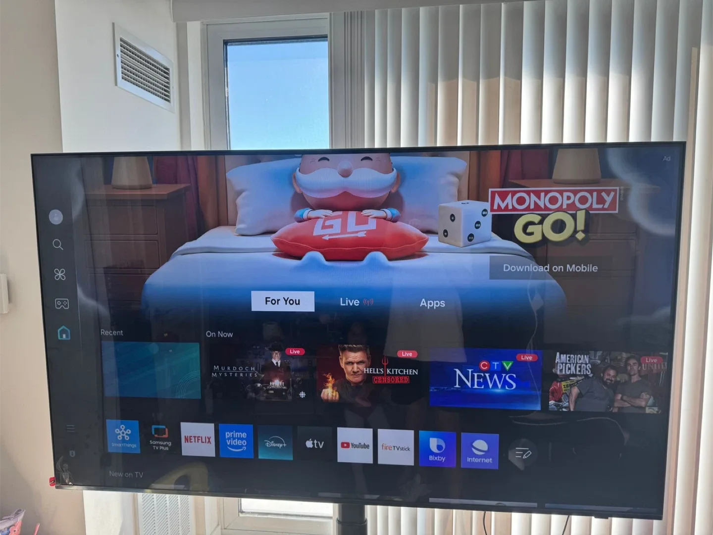 Samsung 60" Crystal UHD TV + Standing image indicator(2)