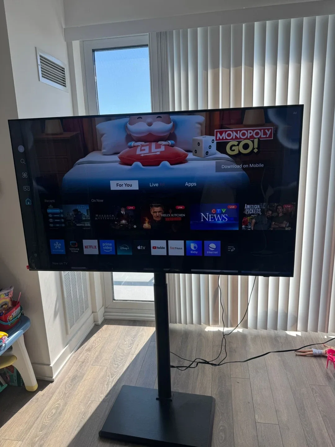 Samsung 60" Crystal UHD TV + Standing image indicator(3)