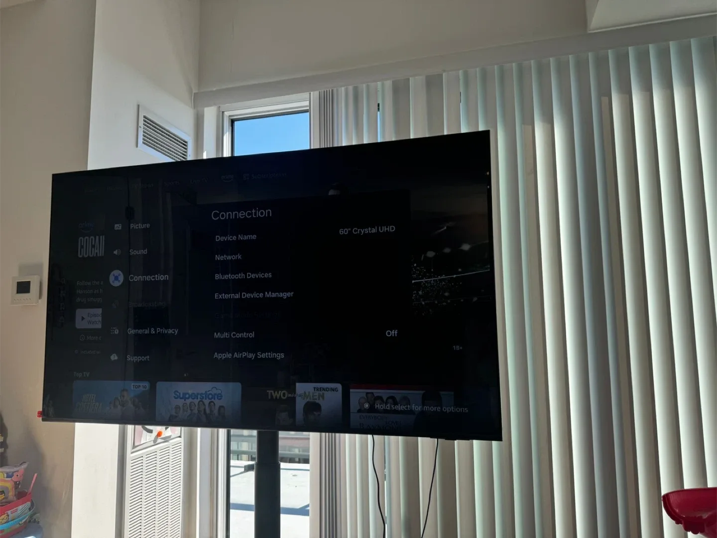 Samsung 60" Crystal UHD TV + Standing image indicator(5)