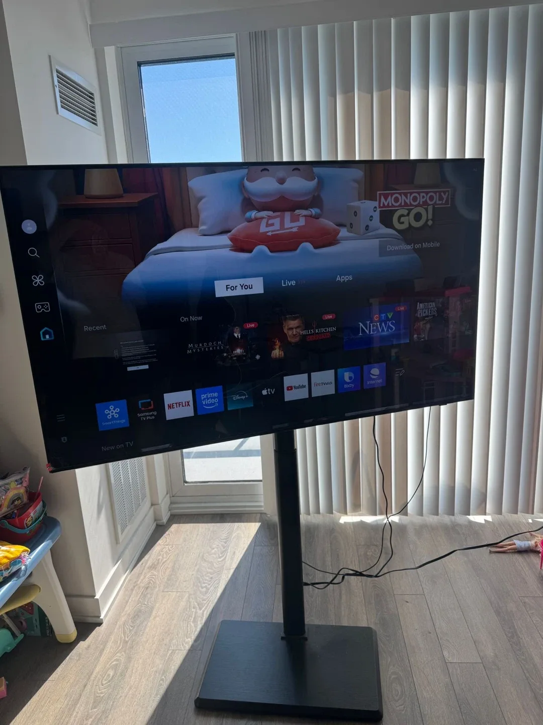 Samsung 60" Crystal UHD TV + Standing image indicator(4)