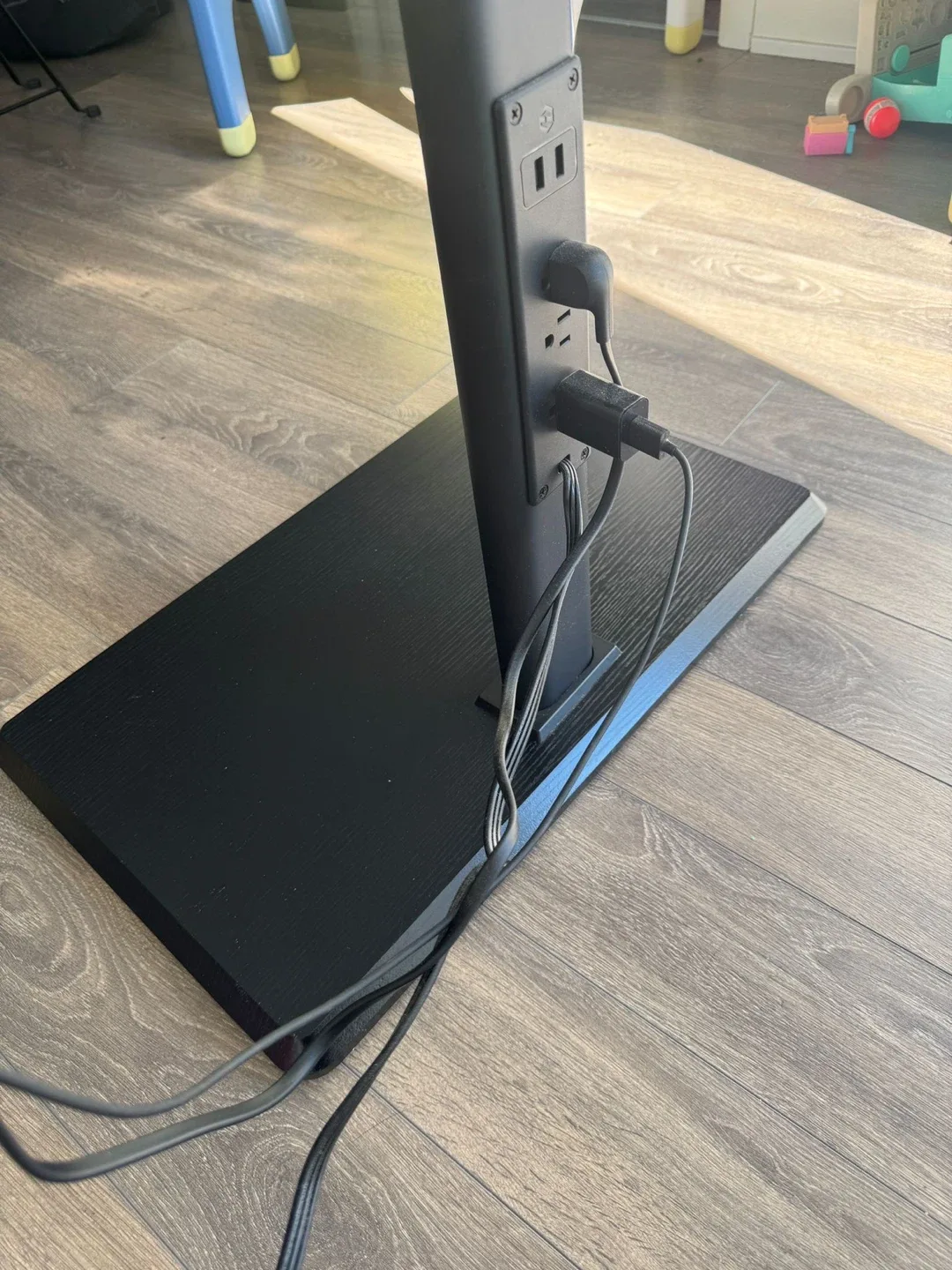 Samsung 60" Crystal UHD TV + Standing image indicator(7)