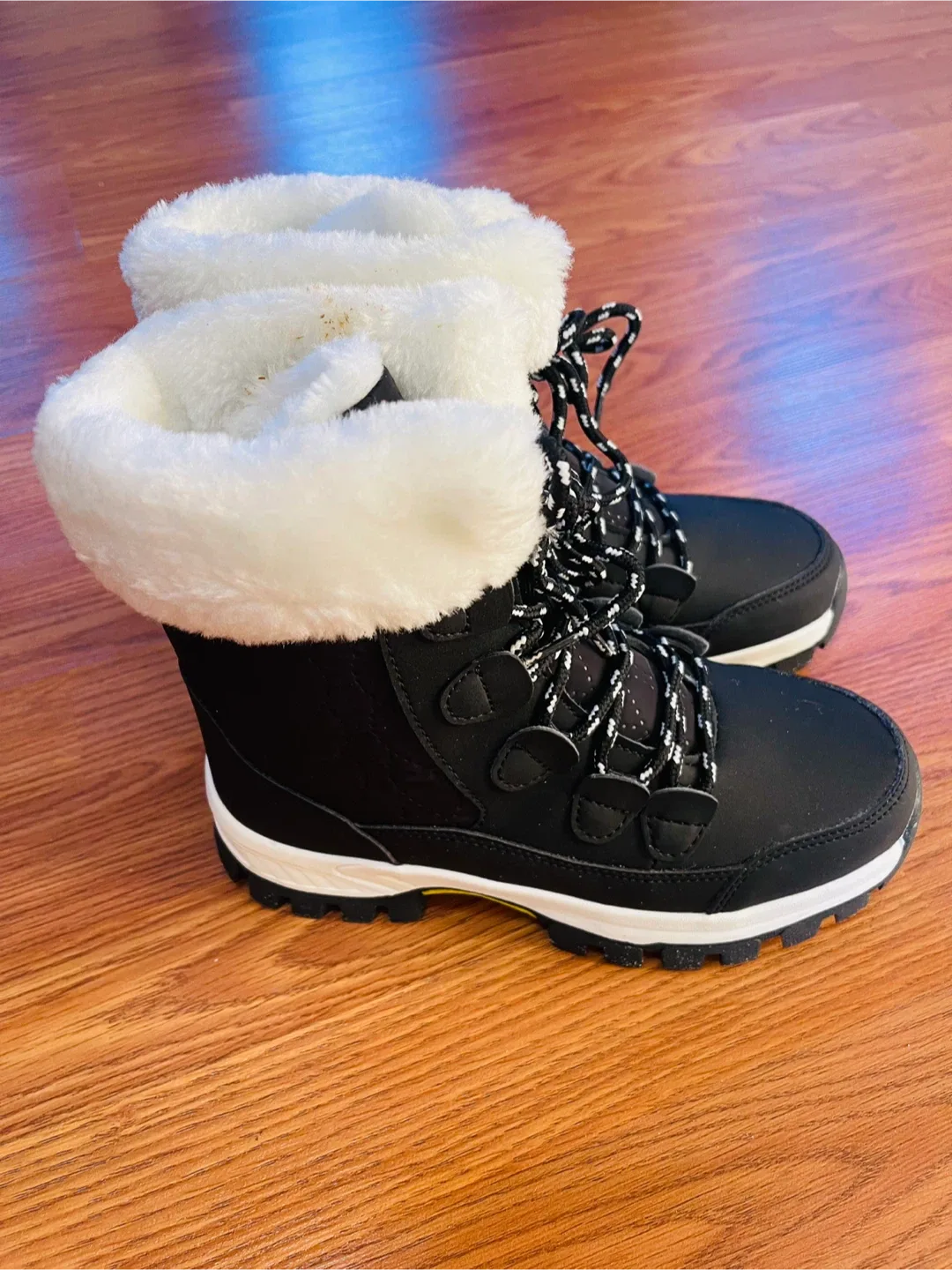 Black Winter Boots with White Fur Trim - Size 36 image indicator(2)