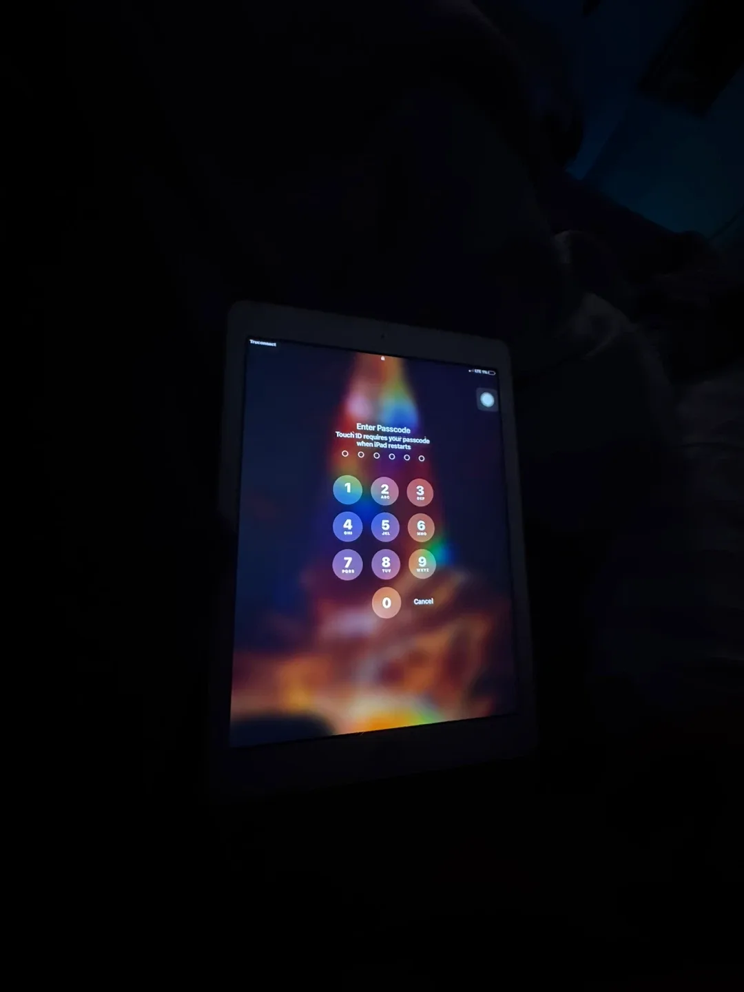 iPad 5 Generation- Lightly Cracked Screen image indicator(2)