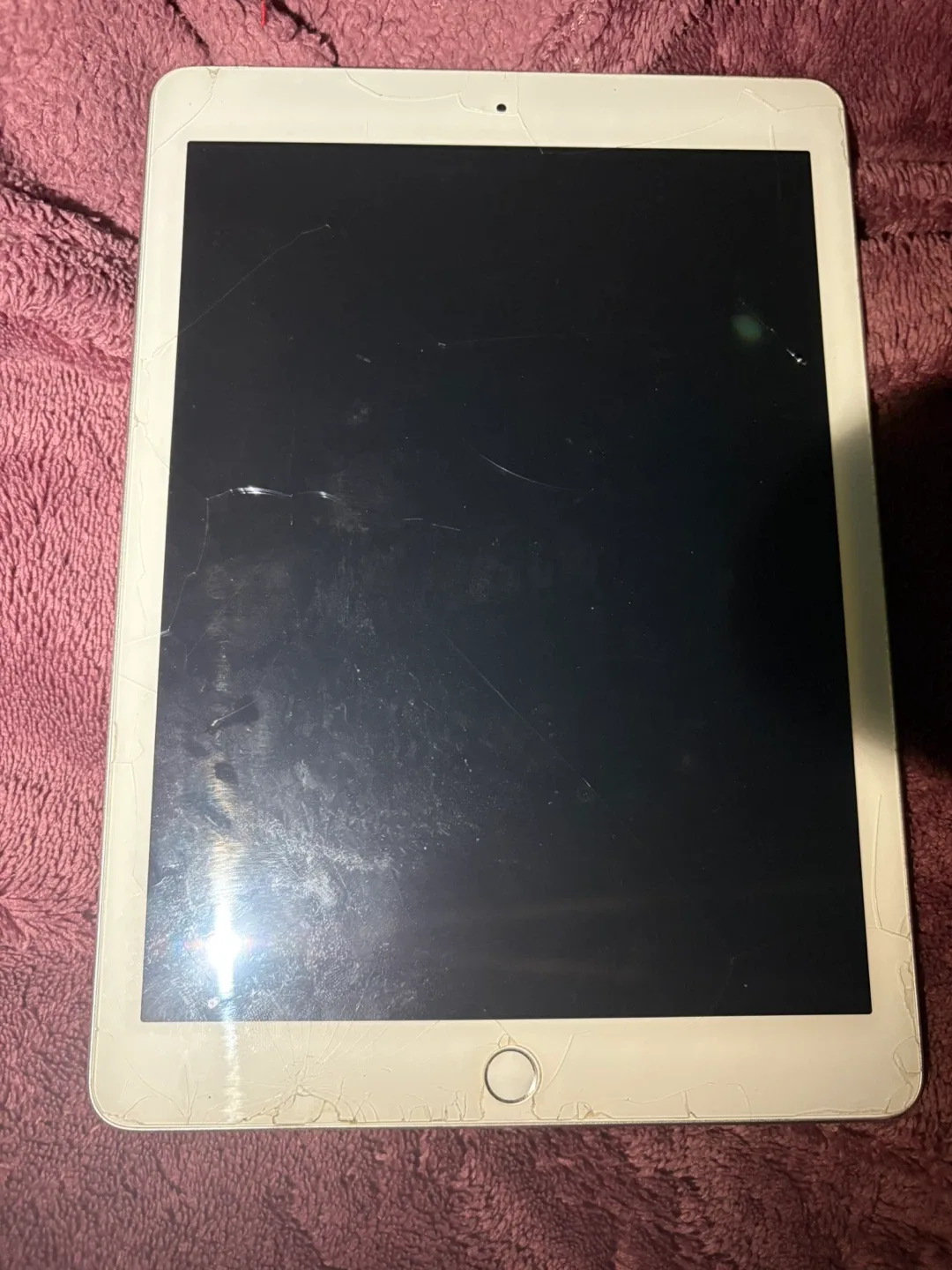 iPad 5 Generation- Lightly Cracked Screen image indicator(4)