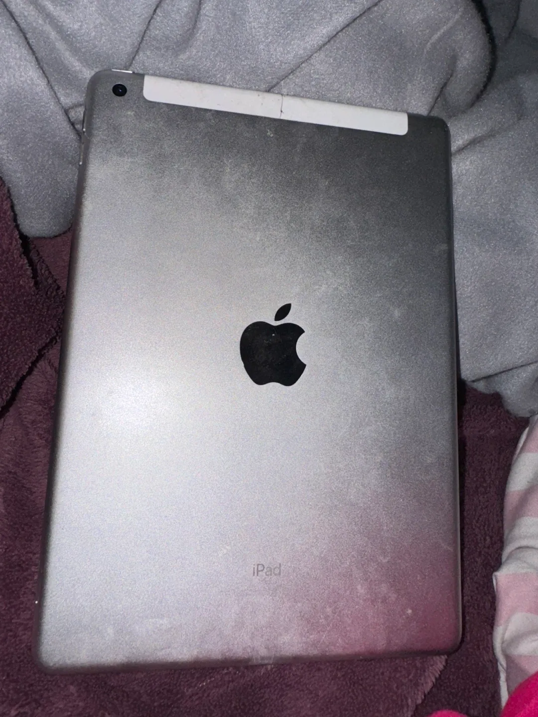 iPad 5 Generation- Lightly Cracked Screen image indicator(3)