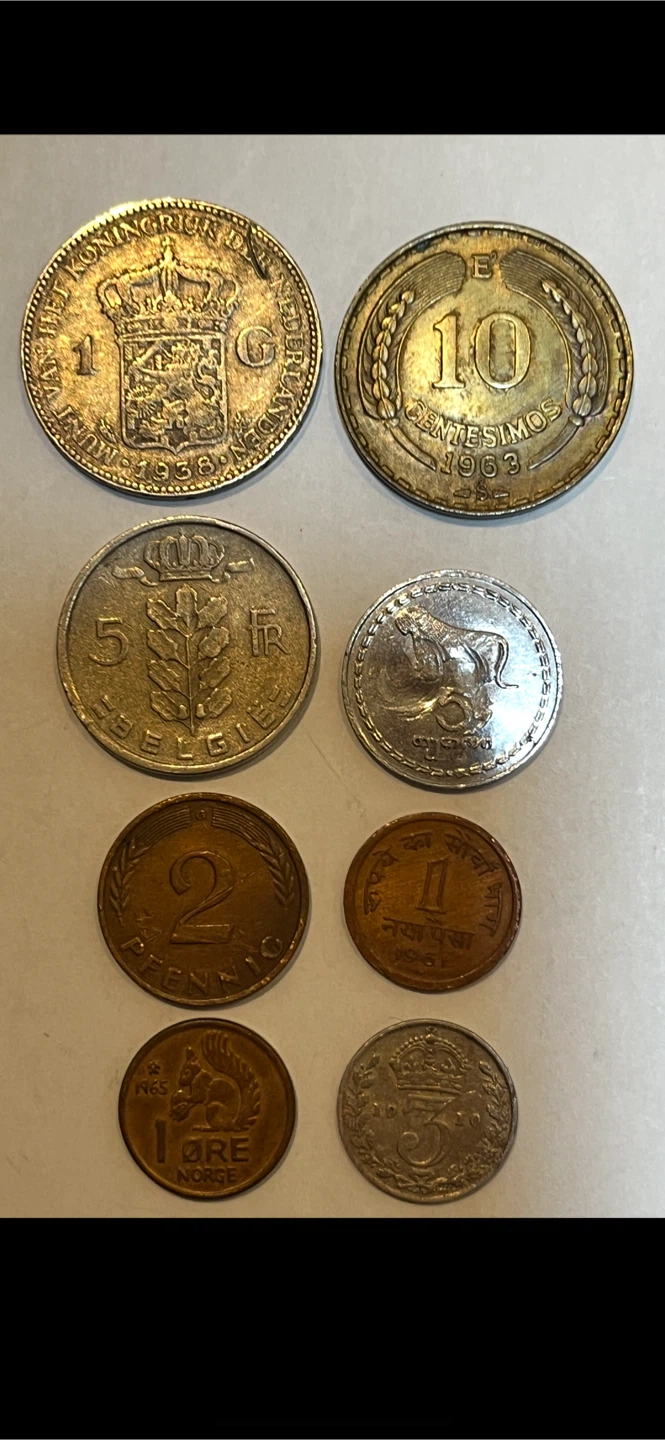 8 Collectible World Coins - photo 2