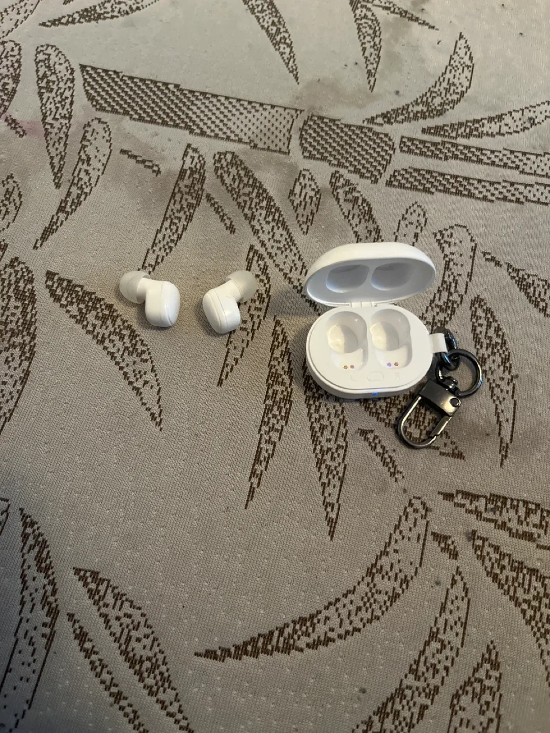 Logiix White Earbuds image indicator(3)