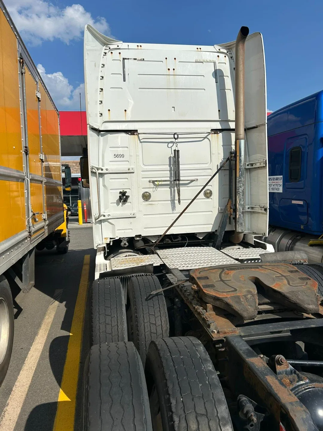 Volvo Semi Truck image indicator(4)