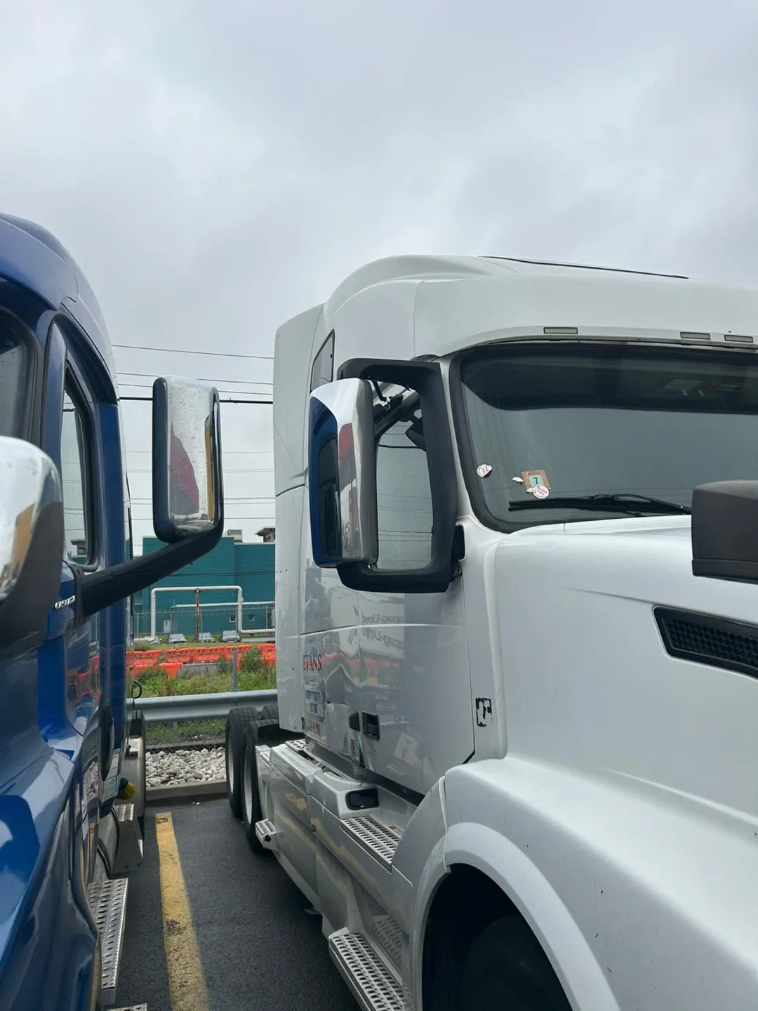 Volvo Semi Truck image indicator(2)