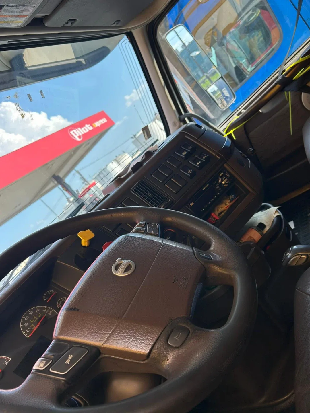 Volvo Semi Truck image indicator(5)