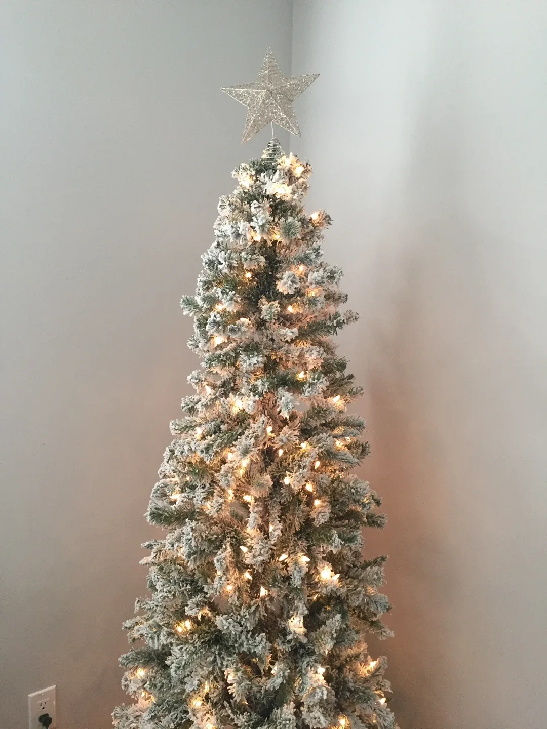 Pre-lit Flocked Christmas Tree - 7 ft image indicator(2)