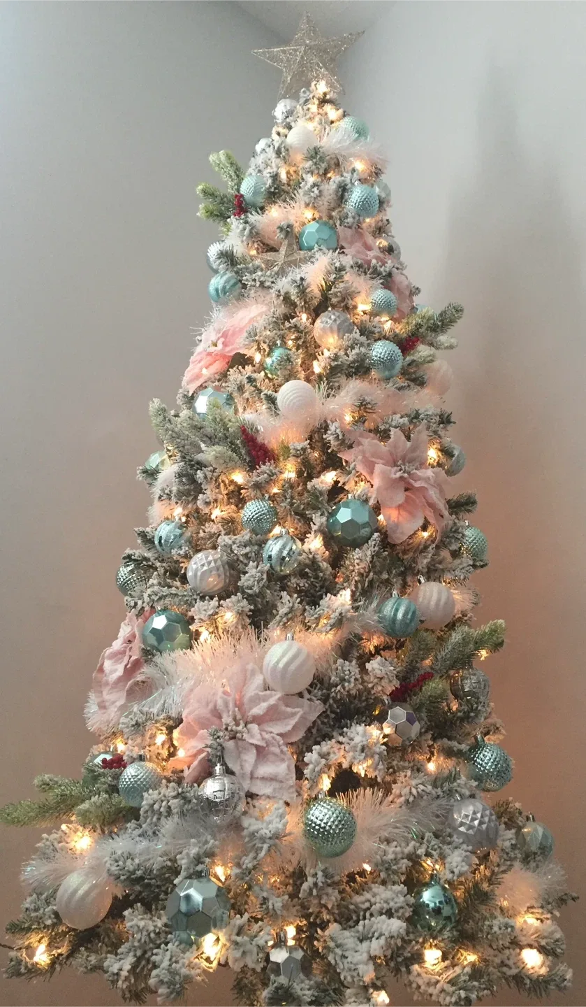 Pre-lit Flocked Christmas Tree - 7 ft image indicator(4)