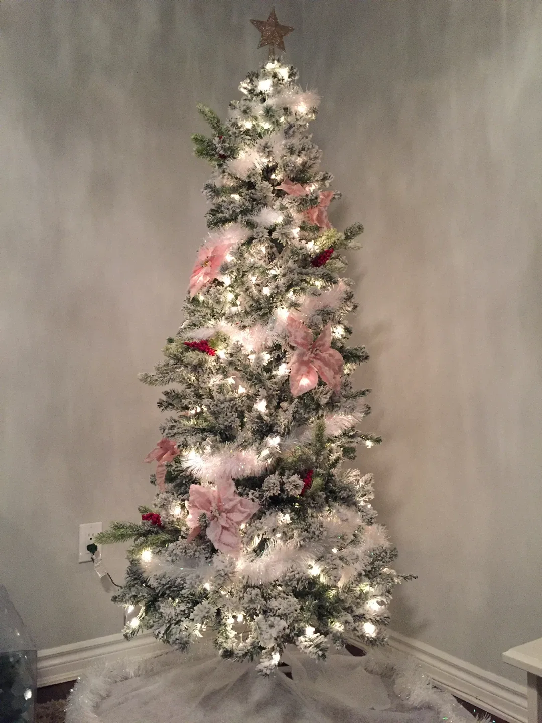 Pre-lit Flocked Christmas Tree - 7 ft image indicator(3)
