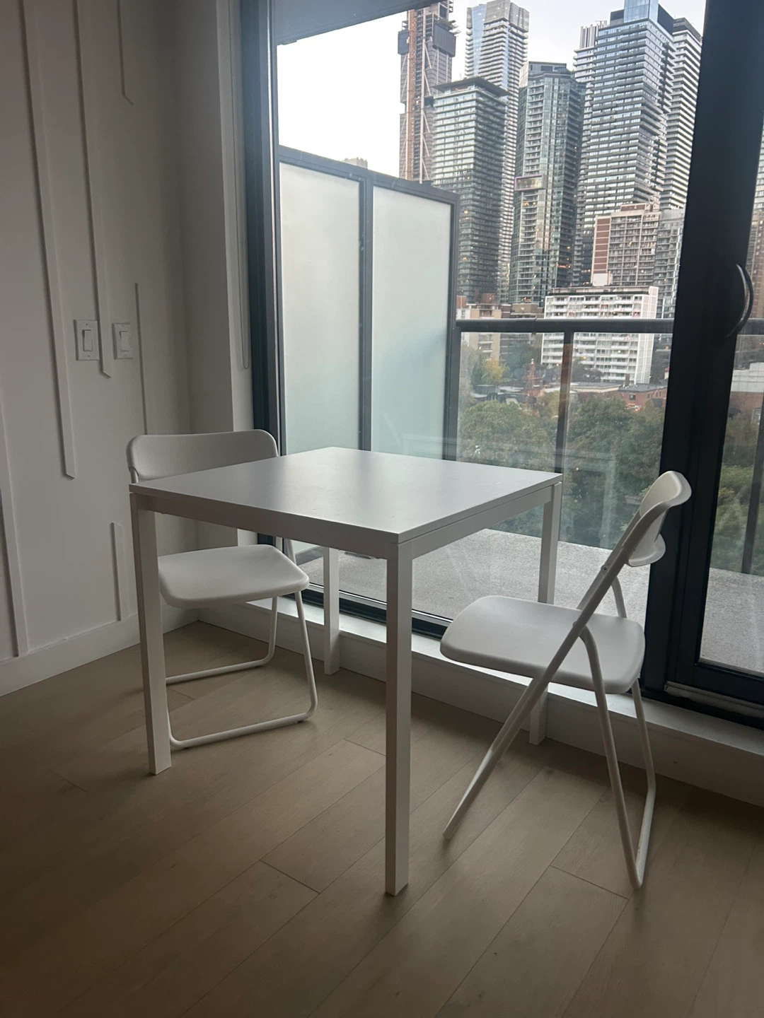 IKEA White Table & Chairs 🥕 - photo 2