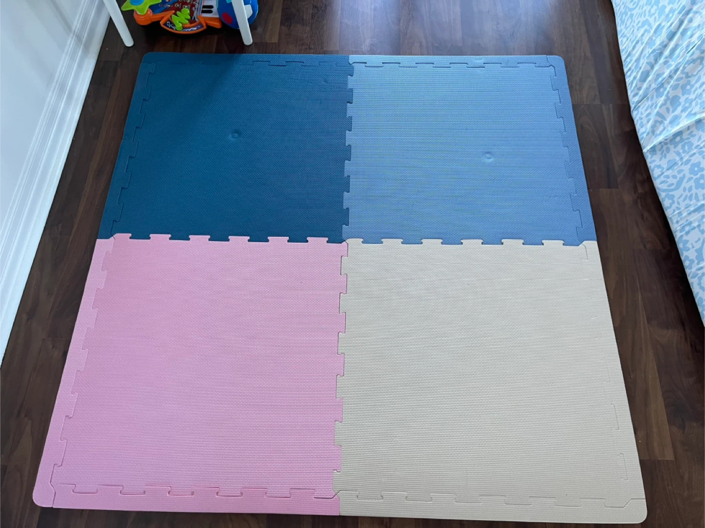 Two kids play mat, small kids table, - photo 2