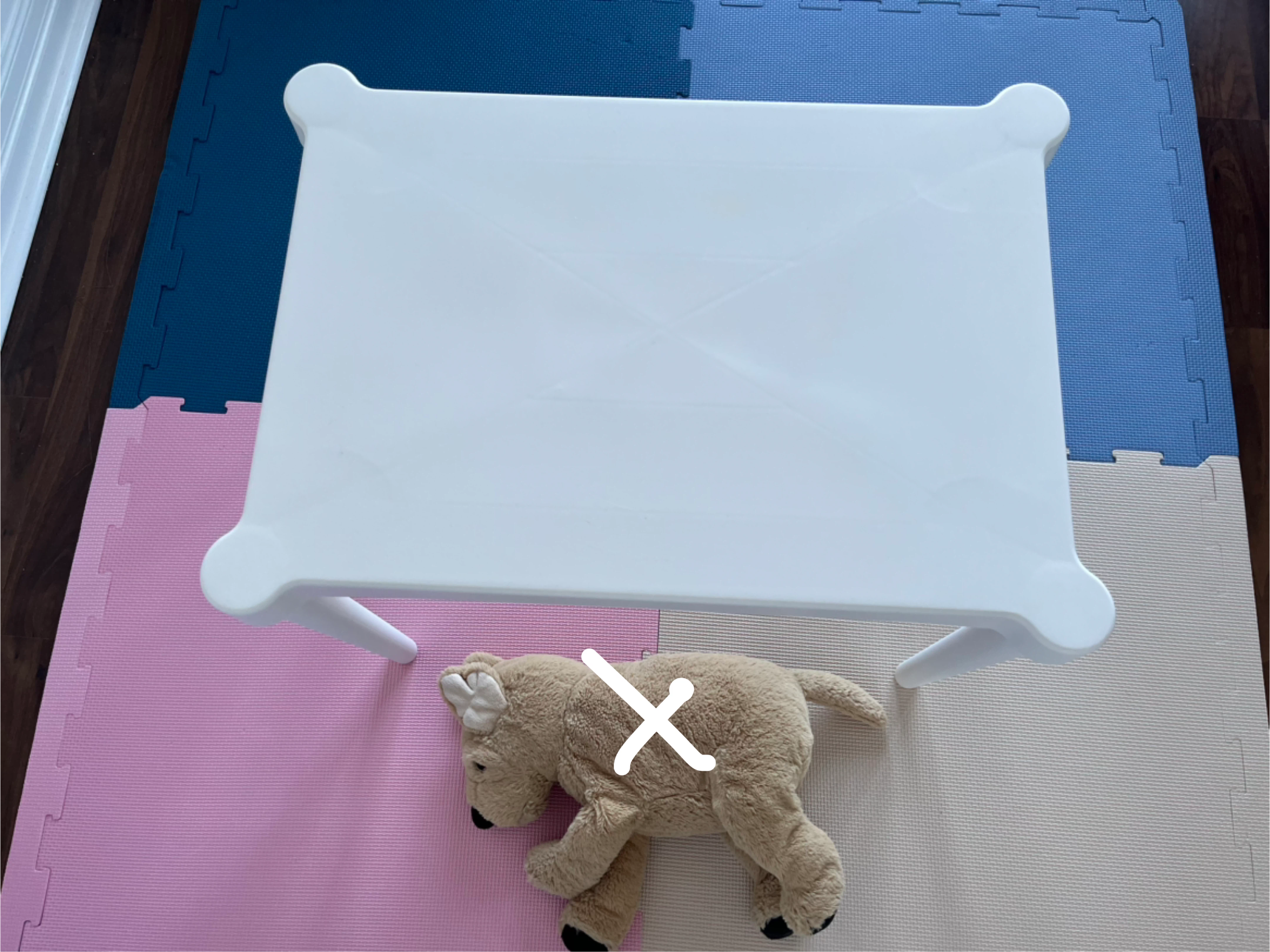 Two kids play mat, small kids table, - photo 3