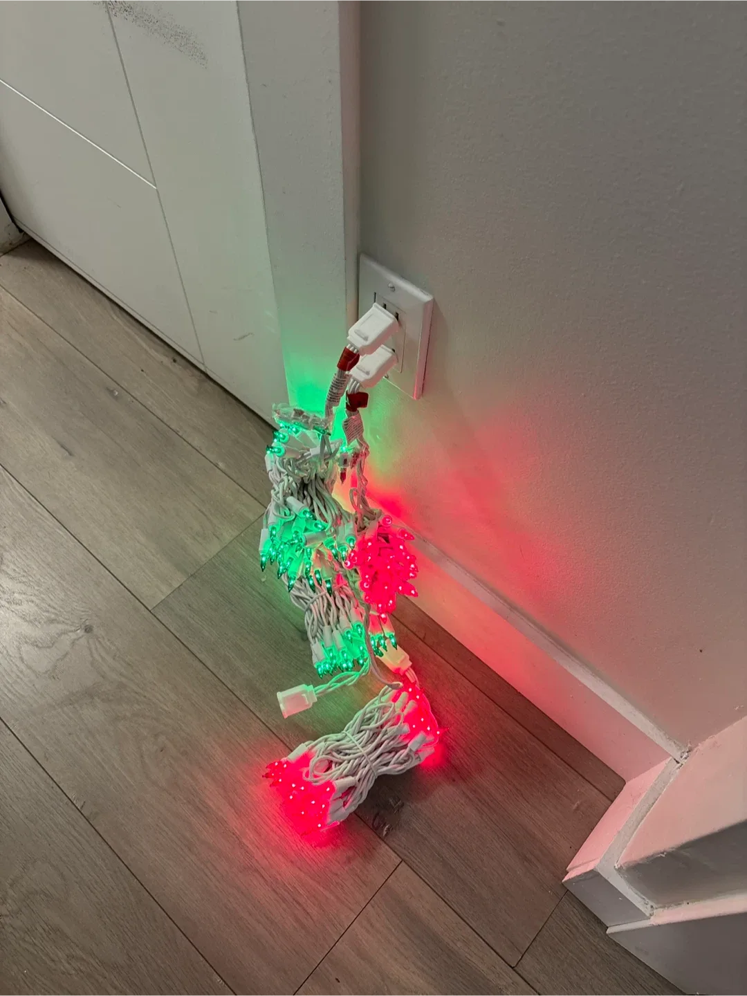 Blinks Red and Green Outdoor Curtain Light Set - 100 Bulbs image indicator(3)