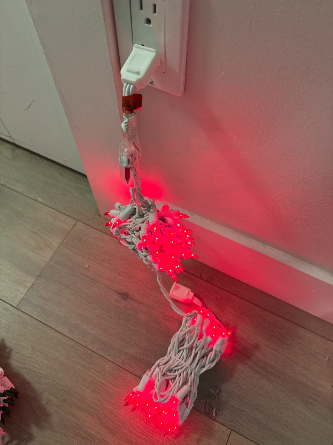 Blinks Red and Green Outdoor Curtain Light Set - 100 Bulbs image indicator(4)