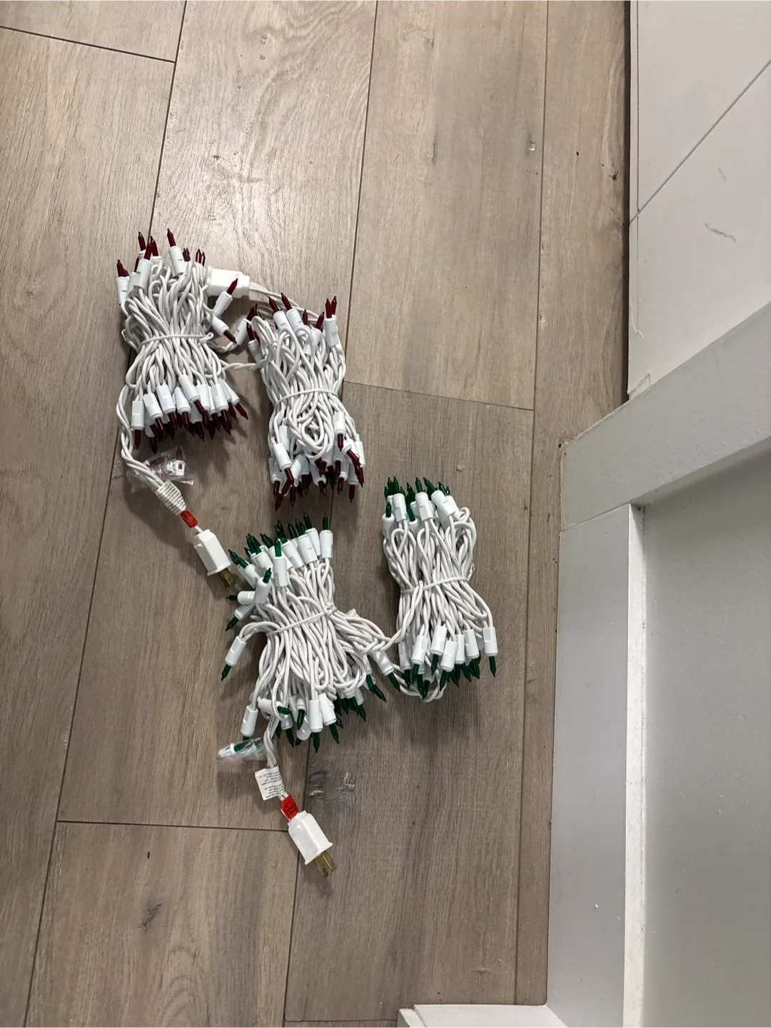 Blinks Red and Green Outdoor Curtain Light Set - 100 Bulbs image indicator(7)