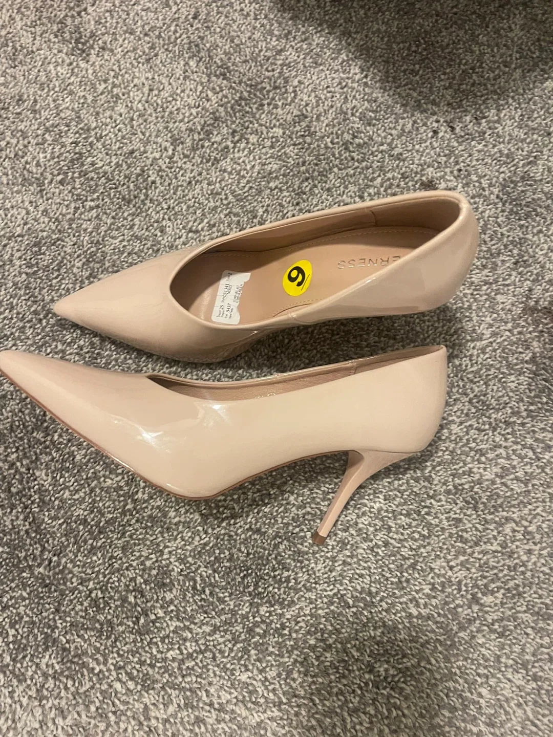 BRAND NEW Berness Heels - Size 9 image indicator(3)