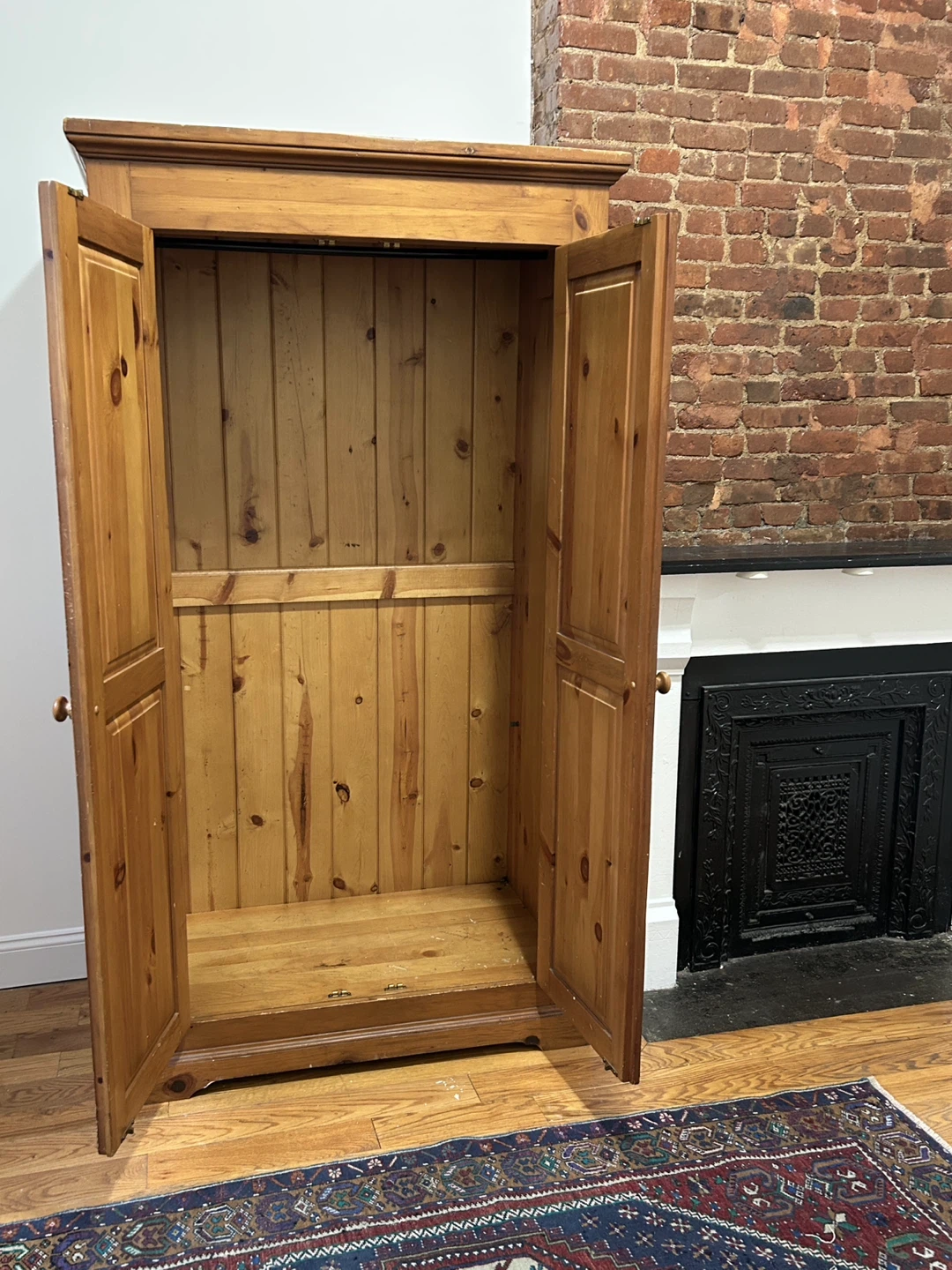 Solid wood armoire - 76" x 41.5" - photo 4