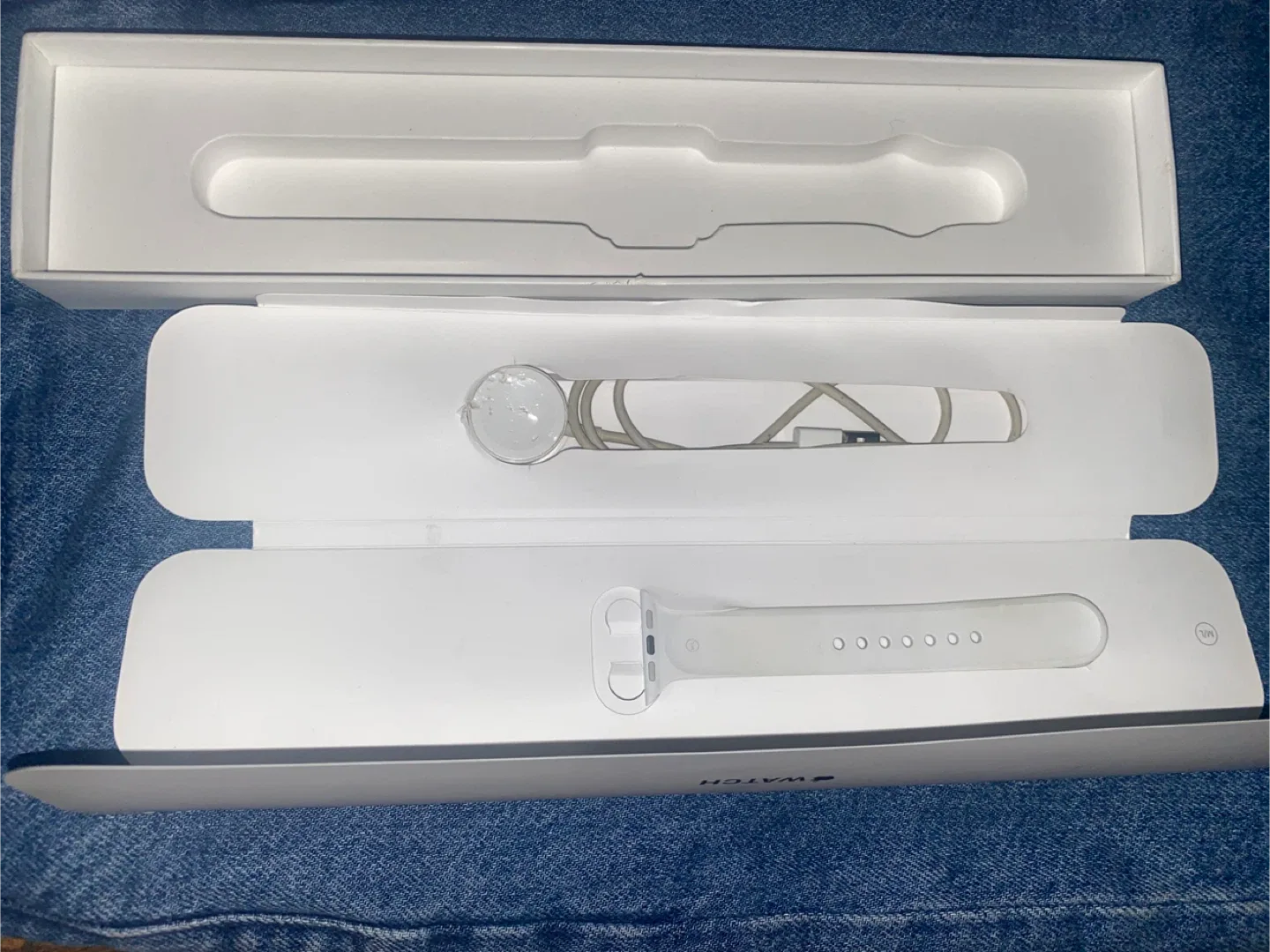 Day 4- 🥕Apple Watch Series 3 - White Band 🥕 image indicator(2)