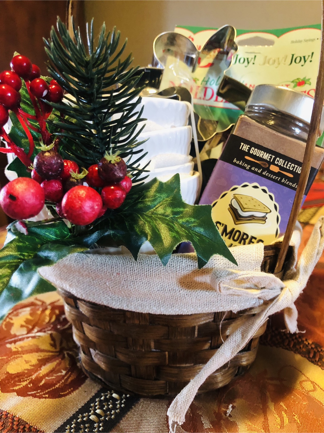 🥕 NEW Gourmet S'mores N' More Basket , Hot Chocolate Gift Basket - photo 4