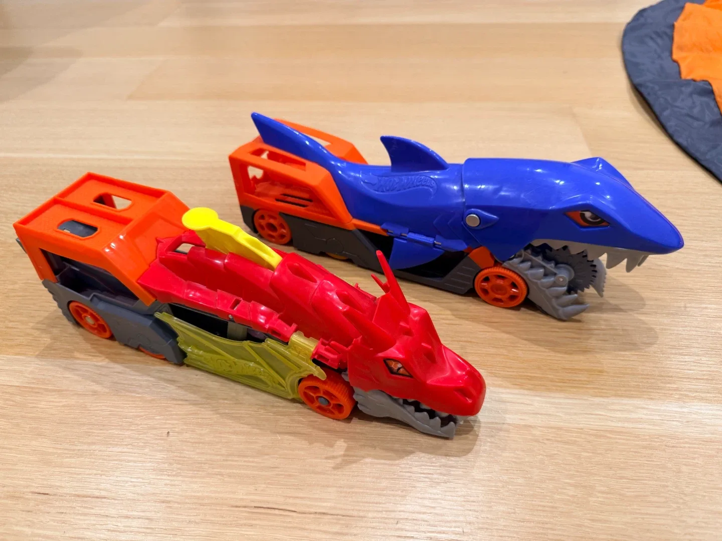 Hot Wheels Monster Mover Shark & Dragon