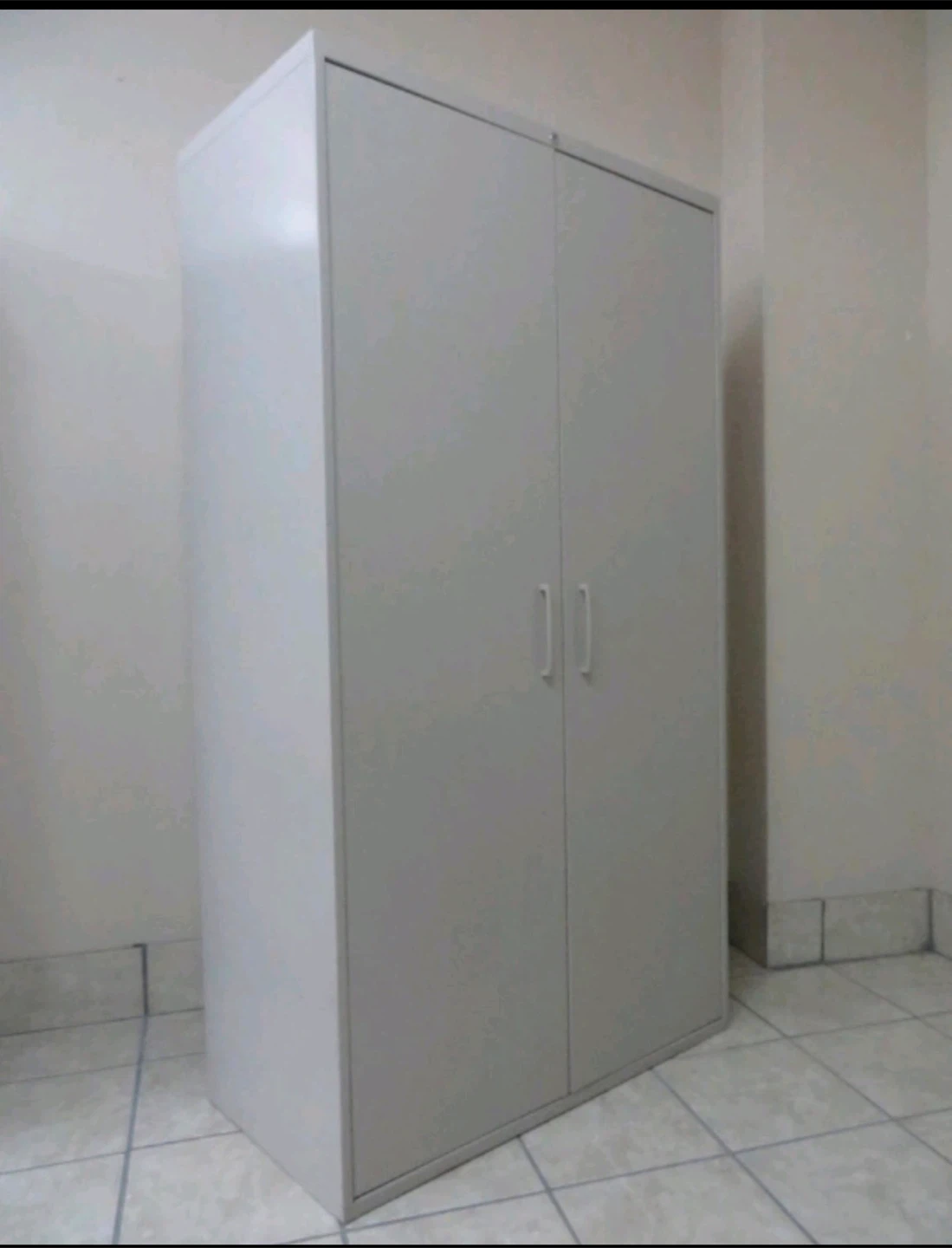 Metal Storage Cabinet, Lock and Key