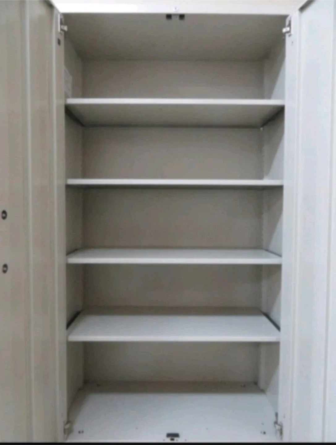 Metal Storage Cabinet, Lock and Key image indicator(3)