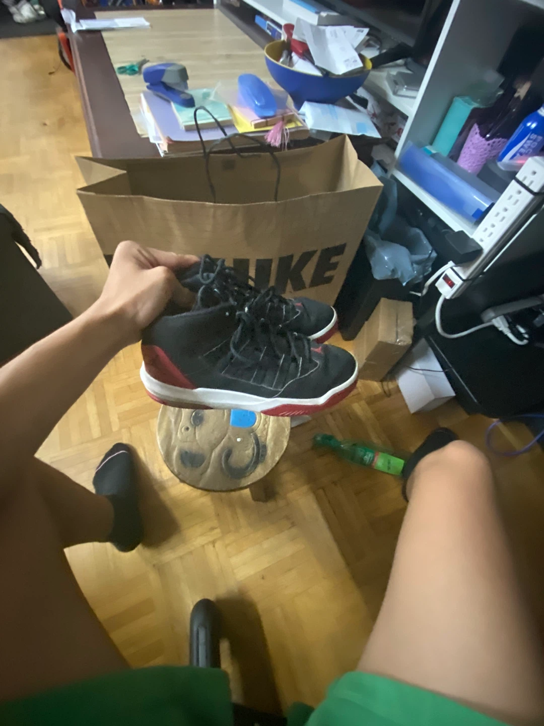 Air jordan max aura ( red black white )