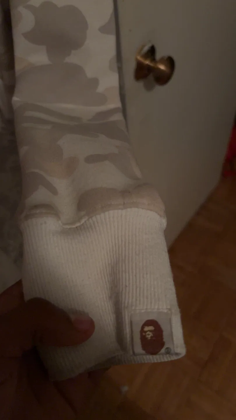 A Bathing Ape BAPE white Shark Hoodie - Size M image indicator(3)