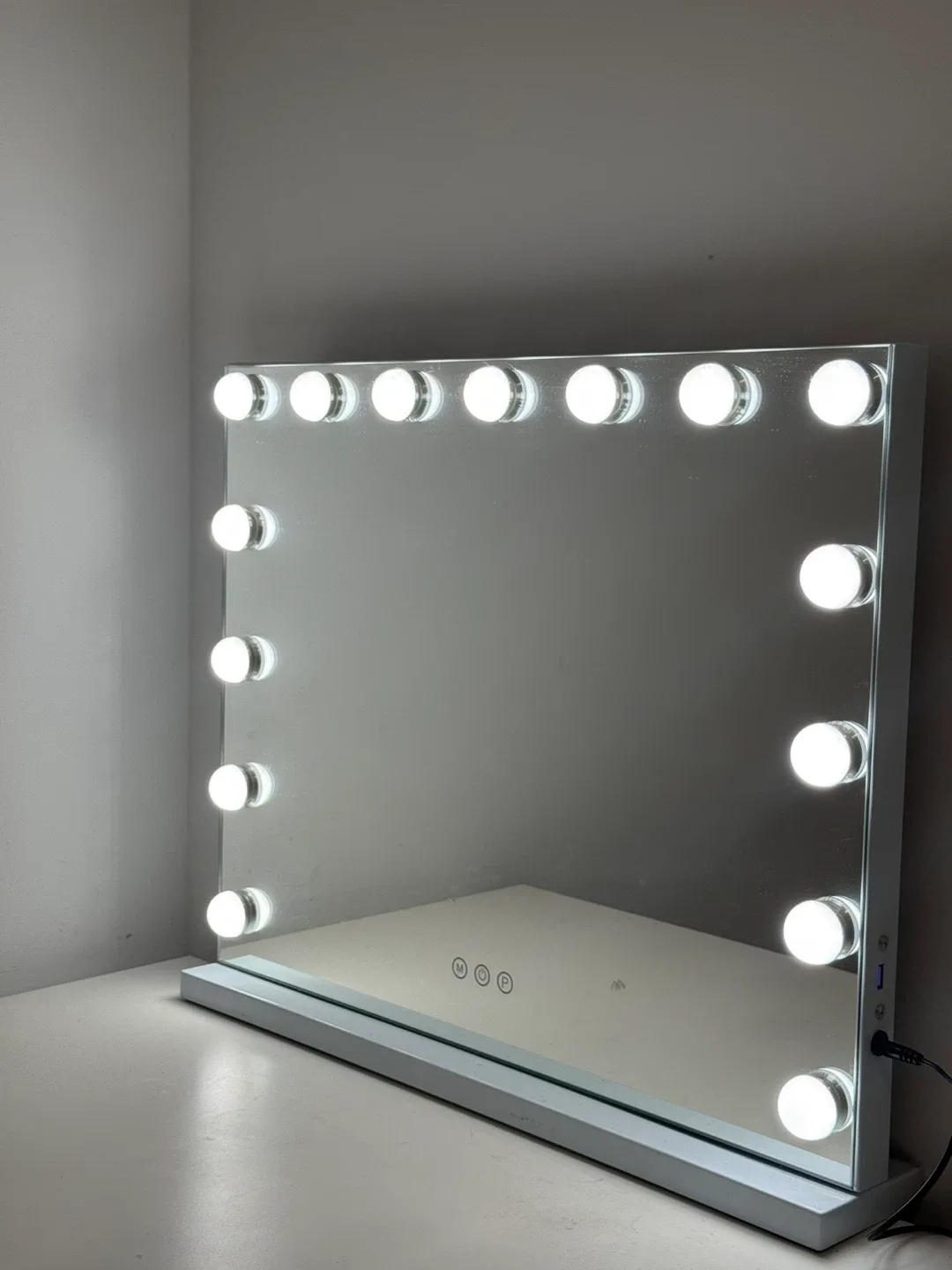 Hollywood Style Lighted Vanity Mirror image indicator(2)
