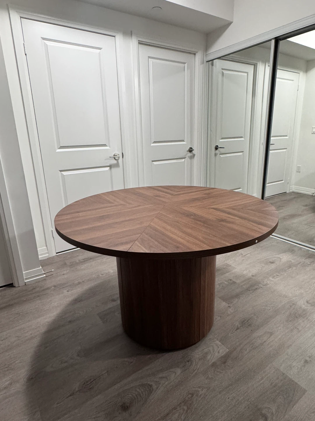 Brand New Round Oak Wood Dining Table – Never Used! - photo 3