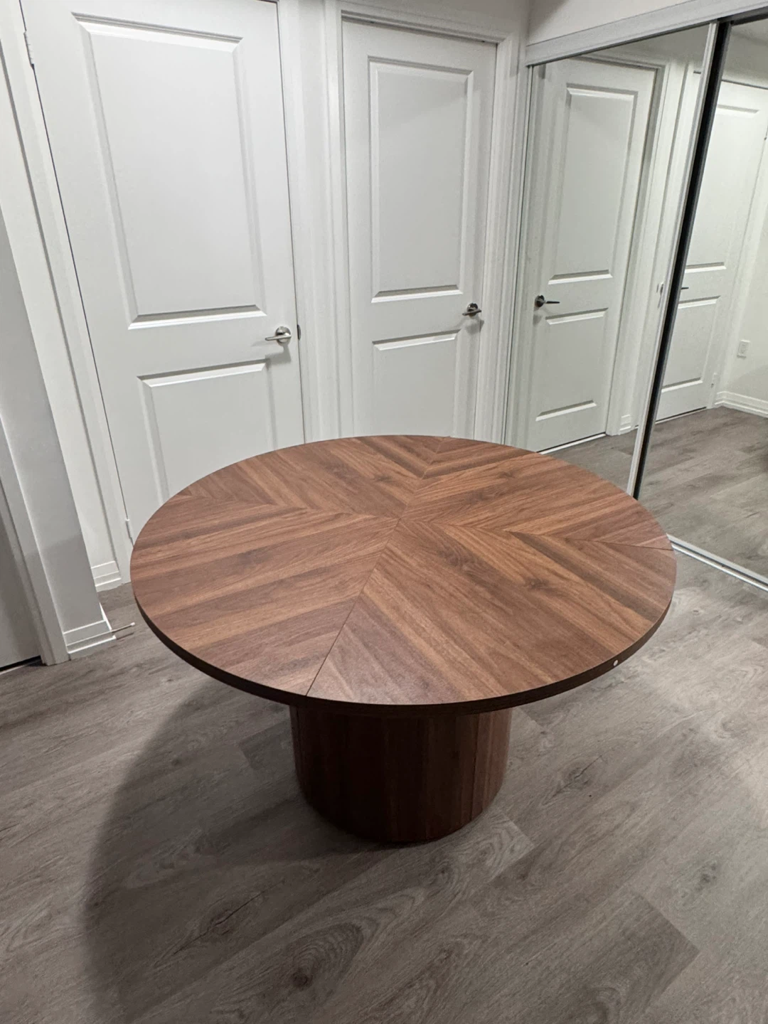 Brand New Round Oak Wood Dining Table – Never Used! - photo 2