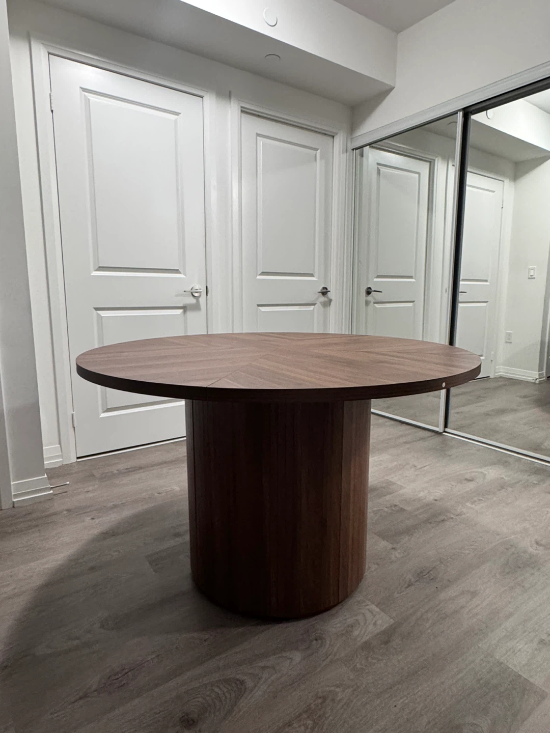 Brand New Round Oak Wood Dining Table – Never Used!