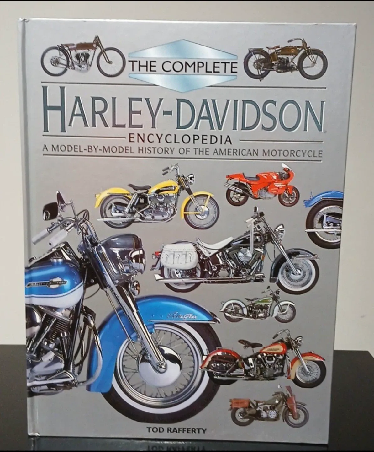 Harley-Davidson Hoodie & Encyclopedia Book image indicator(3)