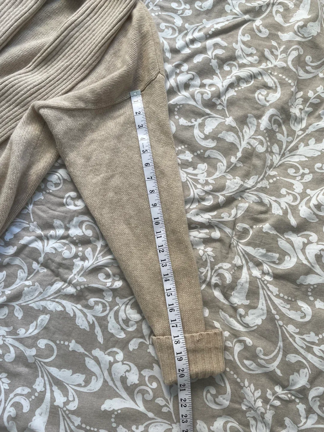 Holt Renfrew Cashmere Cardigan Size G/L image indicator(5)