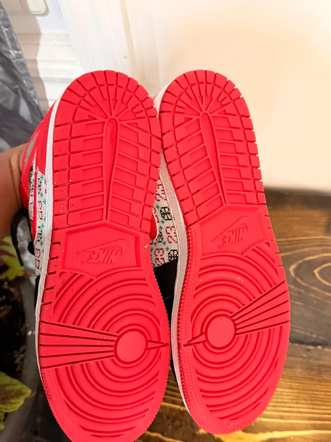 Jordan 1 Mid SE Shoes - Youth Size 7Y image indicator(2)