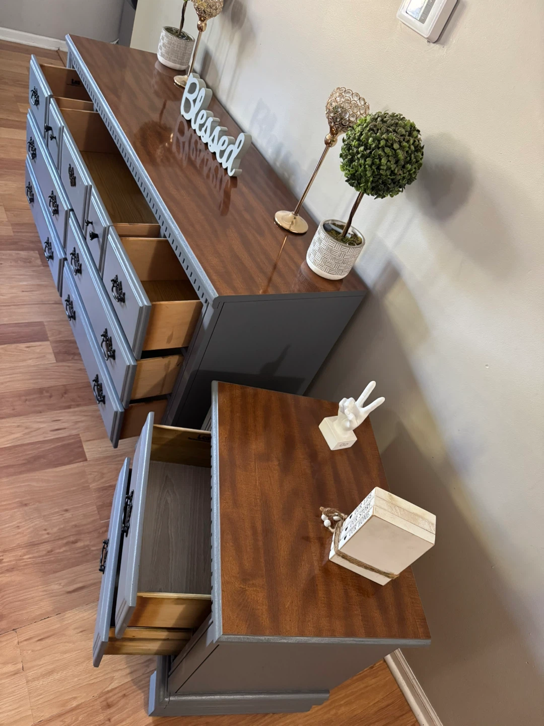 ✨🤎🩶Beautiful solid dresser & nightstand🩶🤎✨ - photo 4